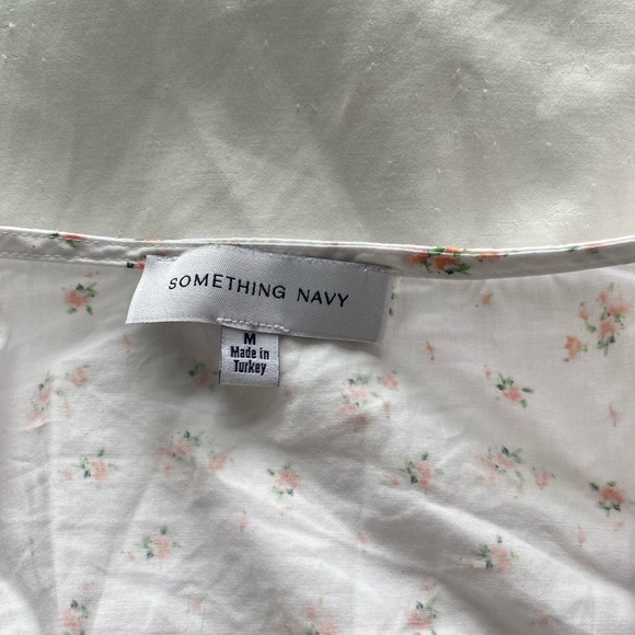 Dainty floral Something Navy puff sleeve button down - Picture 3 of 4